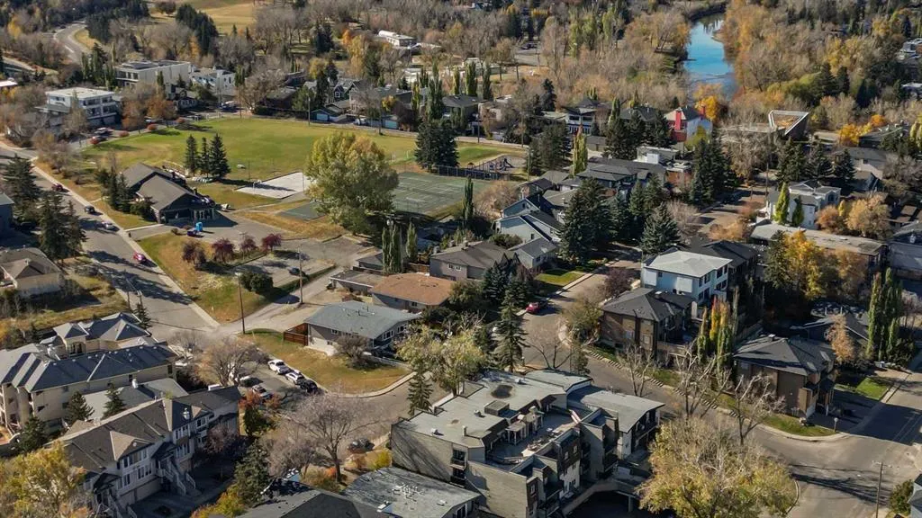 60 38A Avenue SW, #305