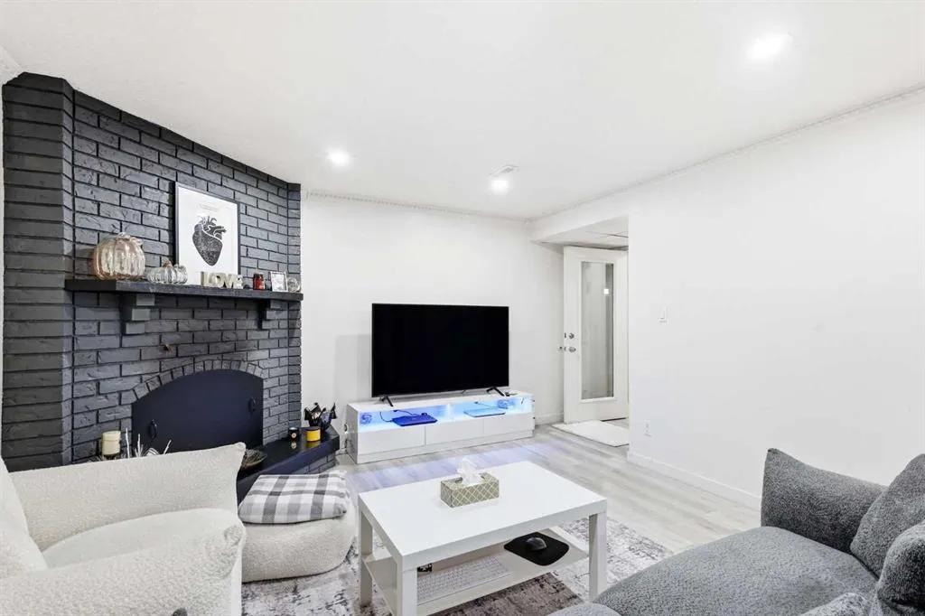 419 Whiteview Close NE