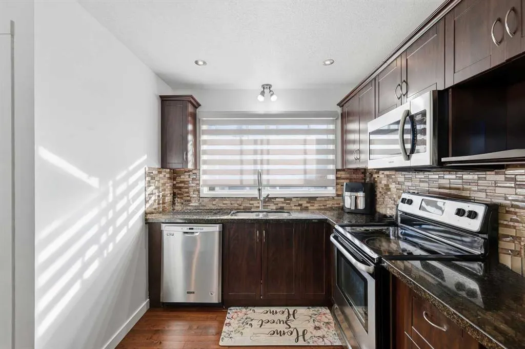 419 Whiteview Close NE