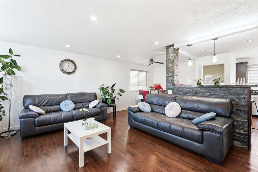 419 Whiteview Close NE