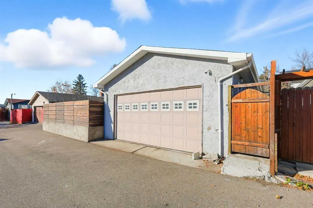 419 Whiteview Close NE