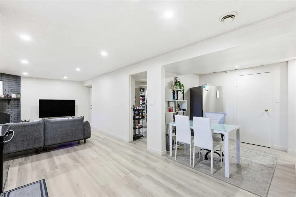 419 Whiteview Close NE