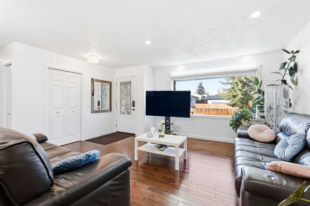 419 Whiteview Close NE