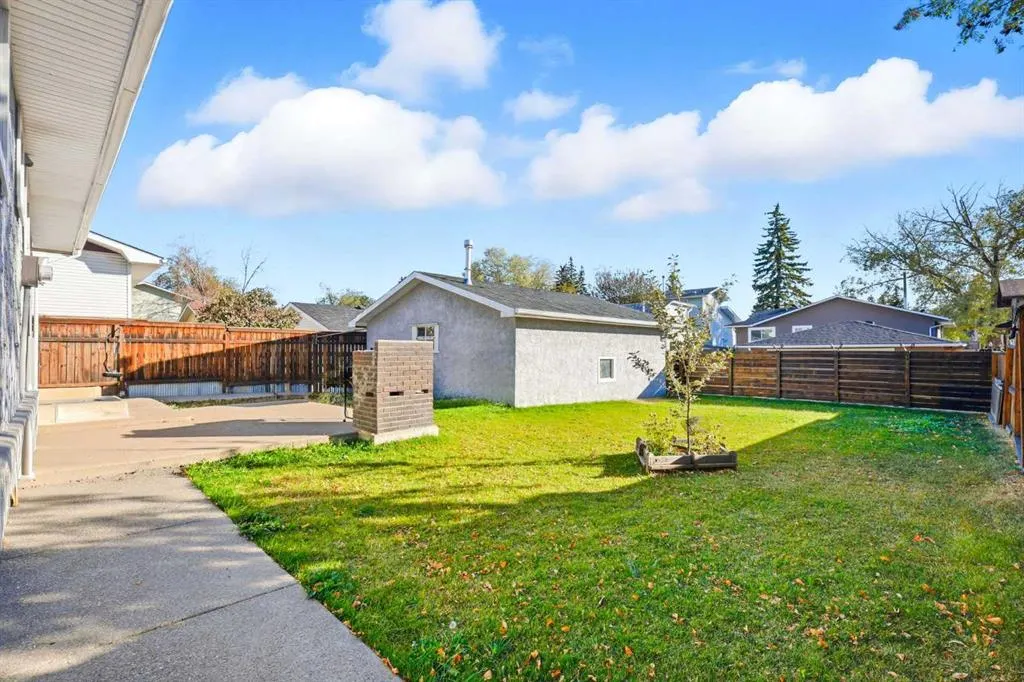 419 Whiteview Close NE