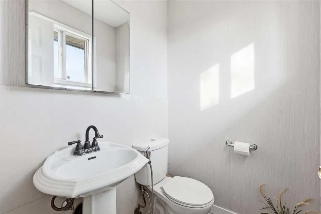 419 Whiteview Close NE