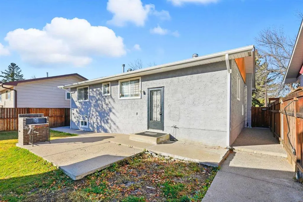 419 Whiteview Close NE