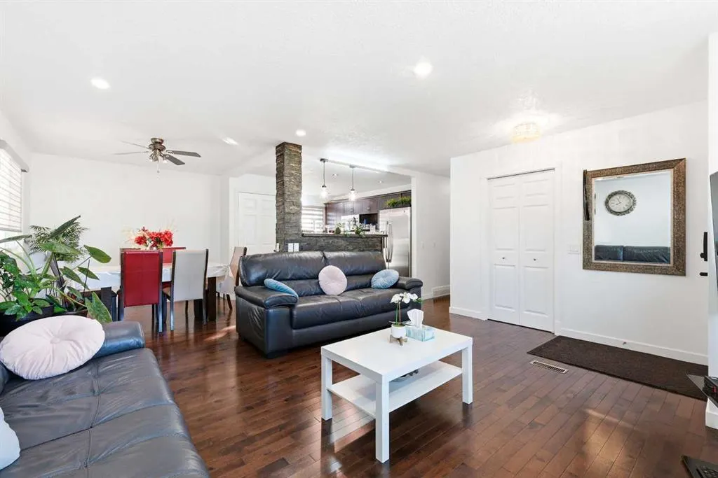 419 Whiteview Close NE