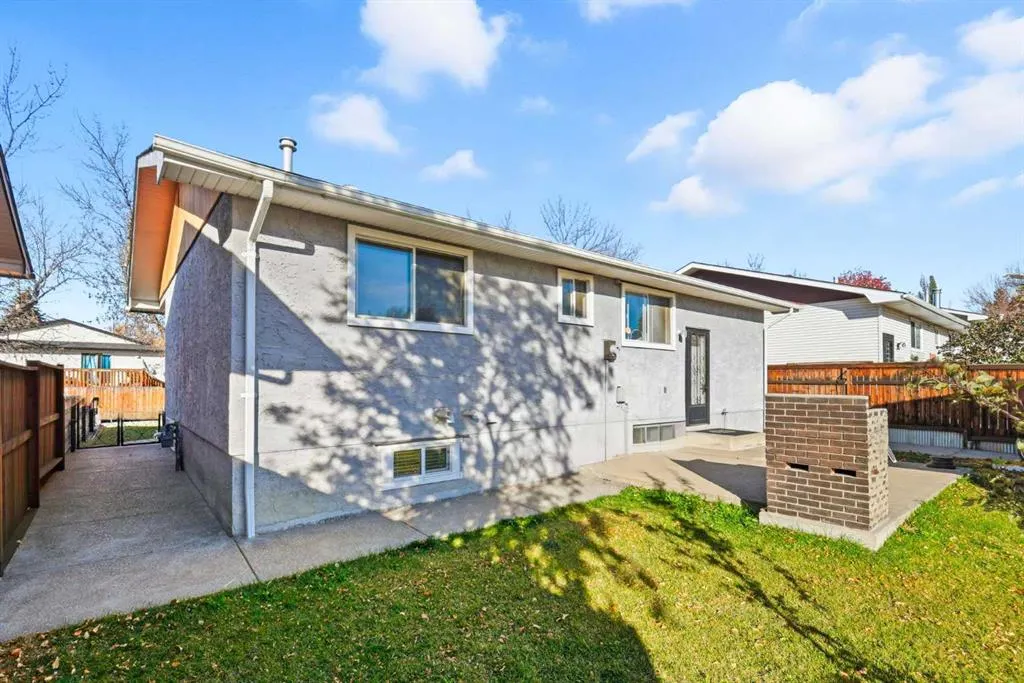 419 Whiteview Close NE