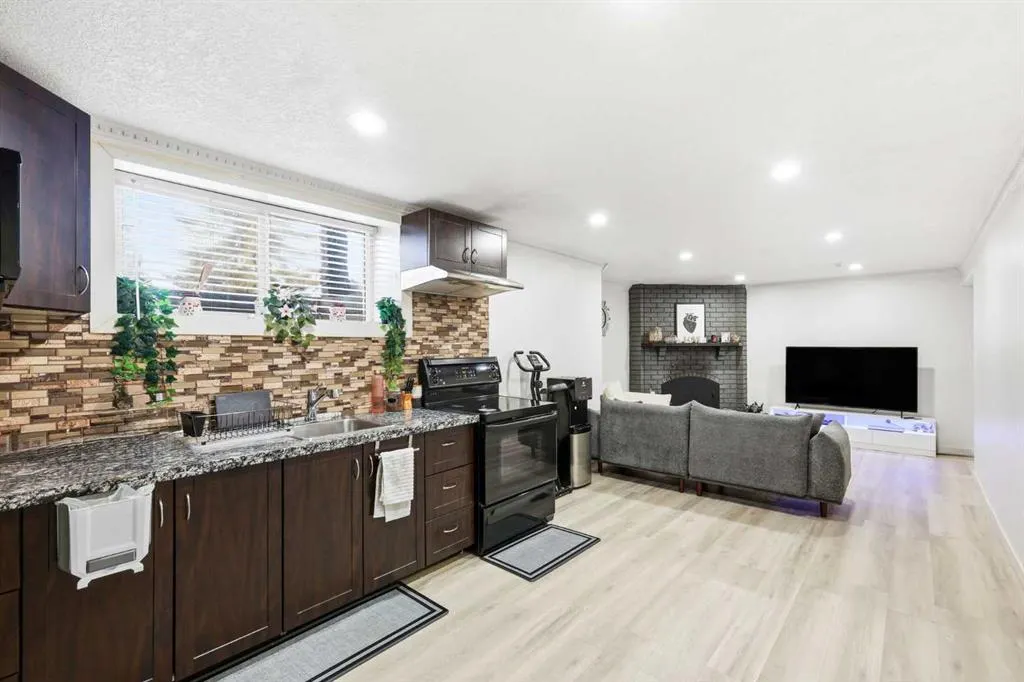 419 Whiteview Close NE