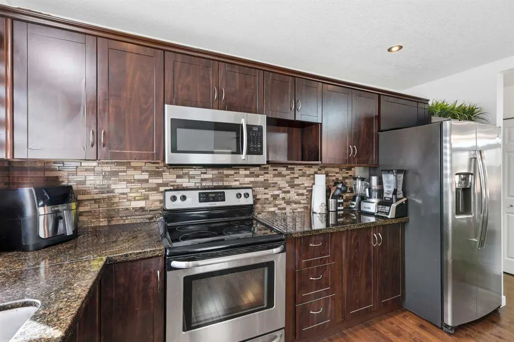 419 Whiteview Close NE