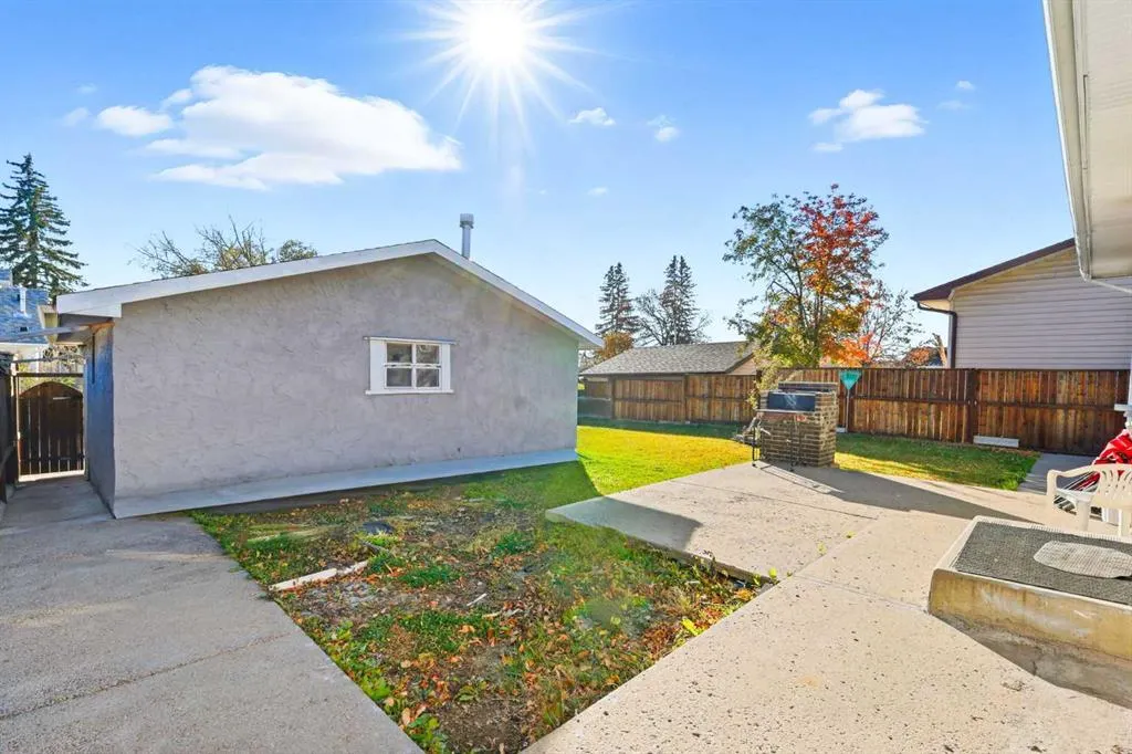 419 Whiteview Close NE