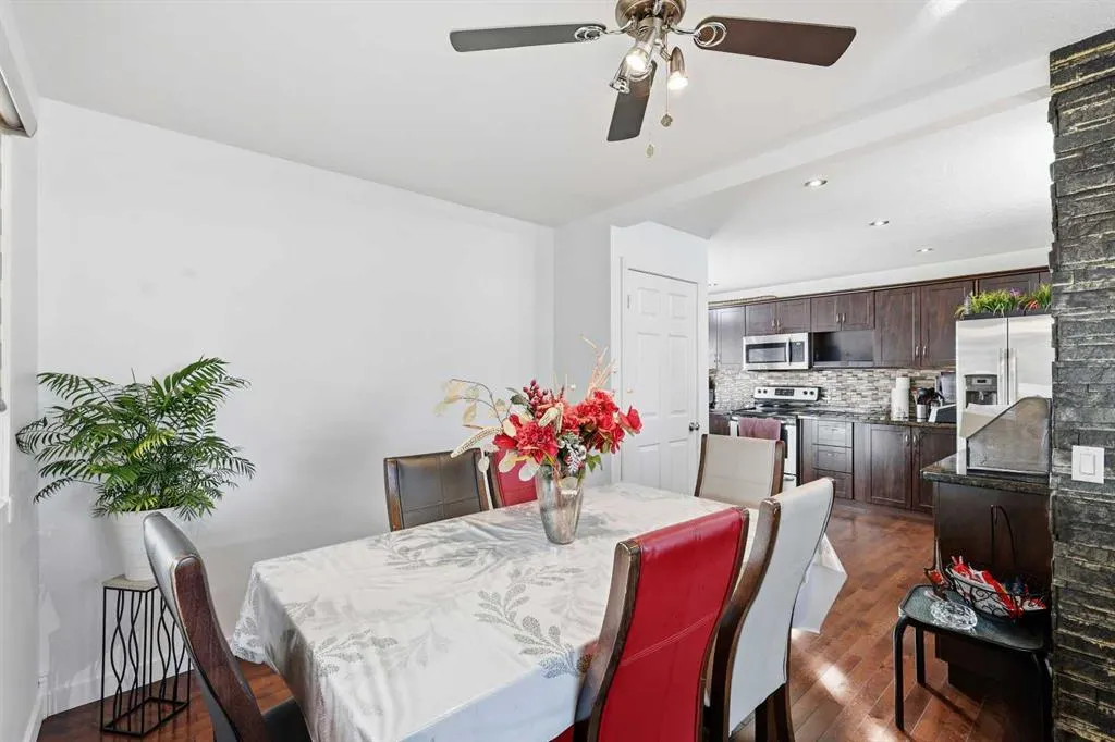 419 Whiteview Close NE