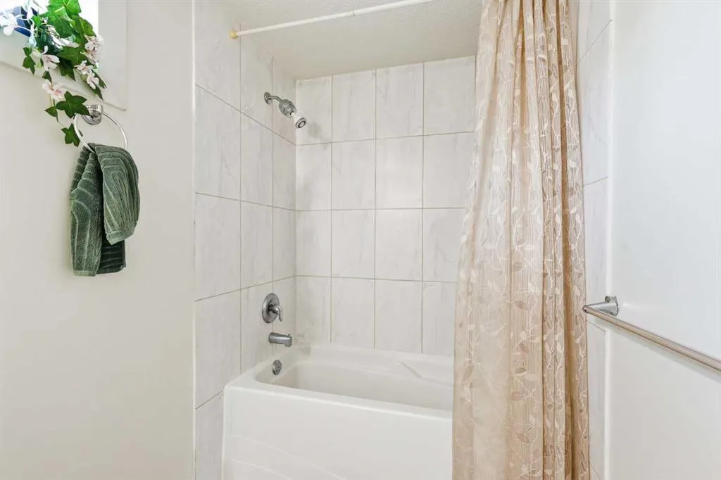 419 Whiteview Close NE