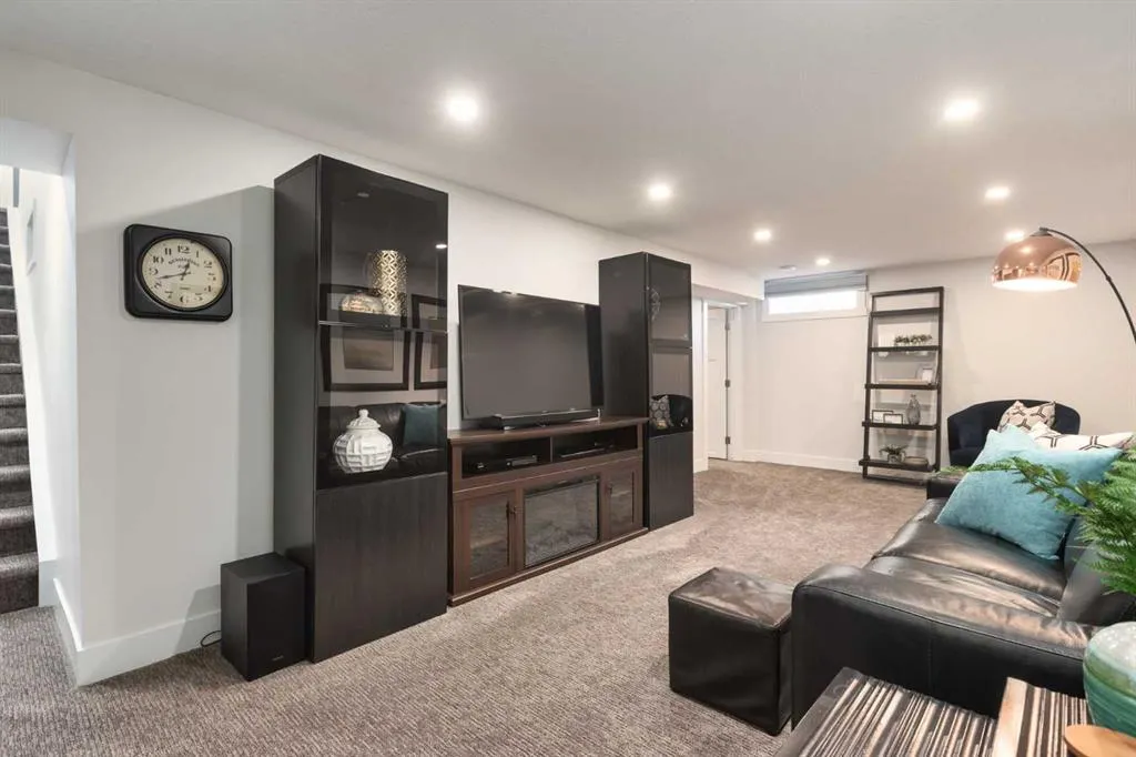 89 Woodlark Drive SW