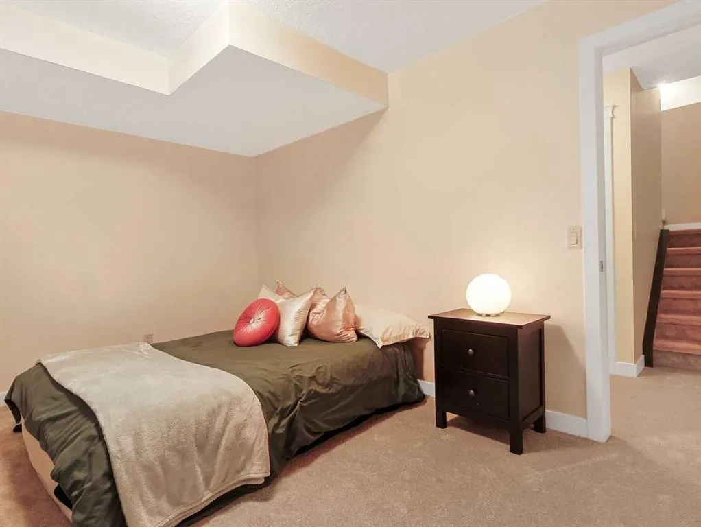 50 Elgin Meadows Green SE