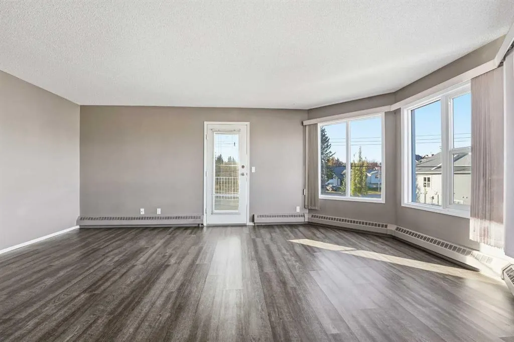 5135 Lakeshore Drive, #208