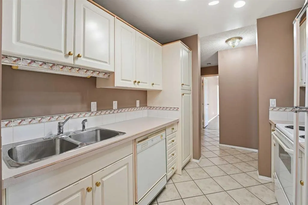 5135 Lakeshore Drive, #208