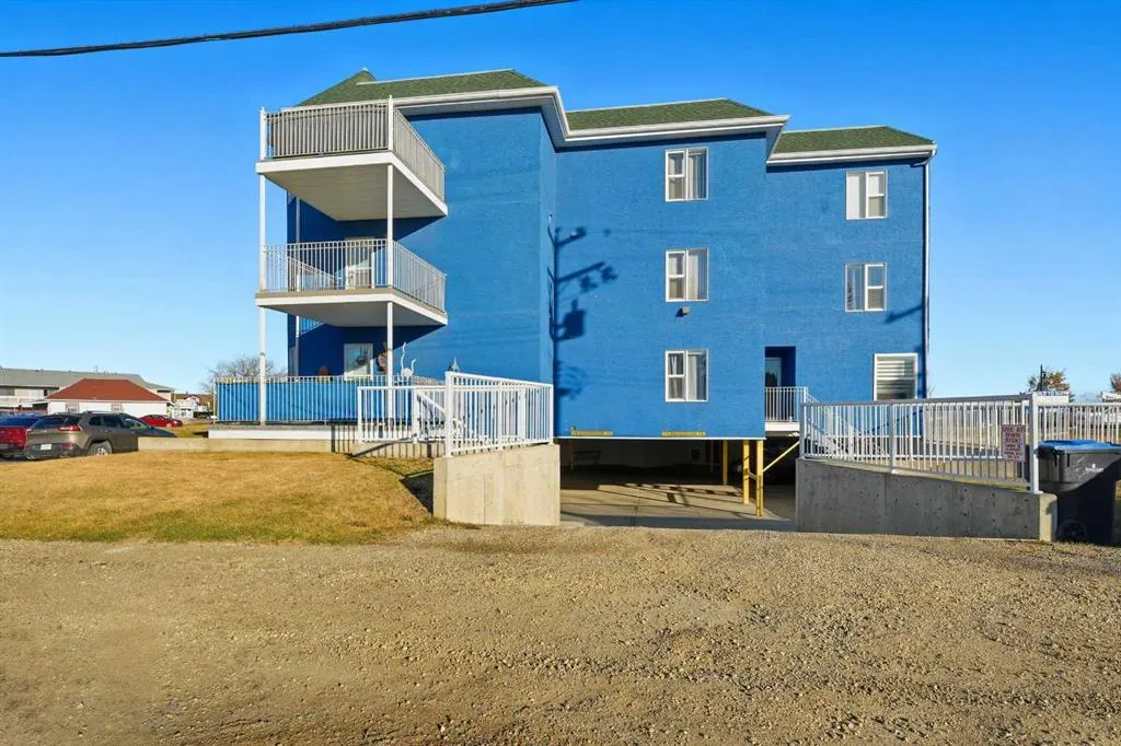 5135 Lakeshore Drive, #208