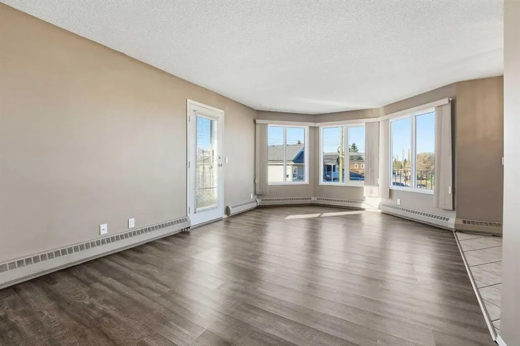 5135 Lakeshore Drive, #208