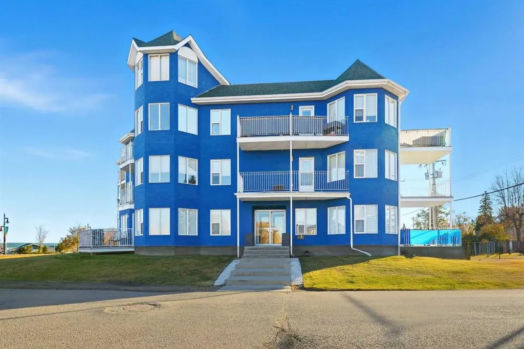 5135 Lakeshore Drive, #208