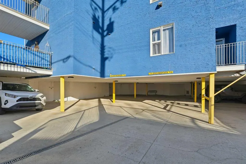 5135 Lakeshore Drive, #208