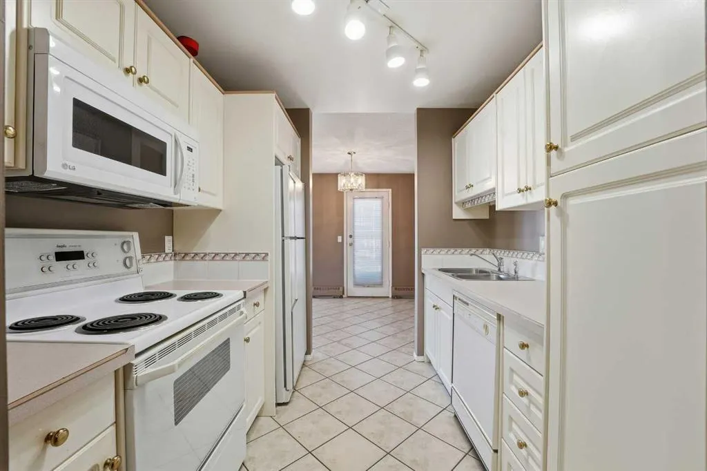 5135 Lakeshore Drive, #208
