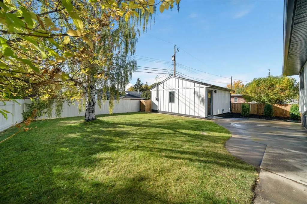 124 Gainsborough Drive SW