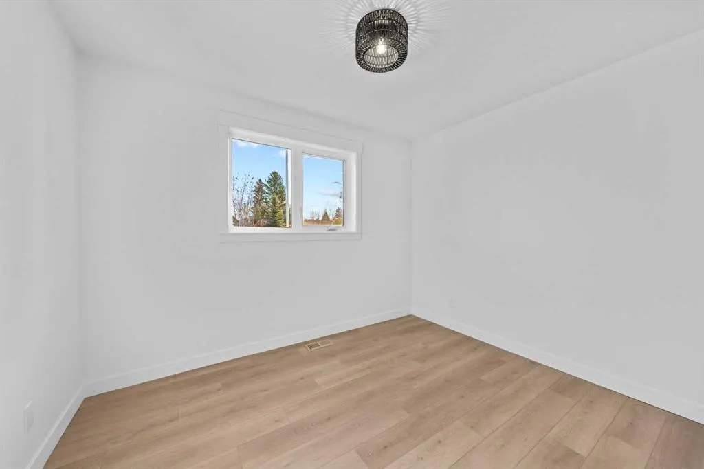 124 Gainsborough Drive SW