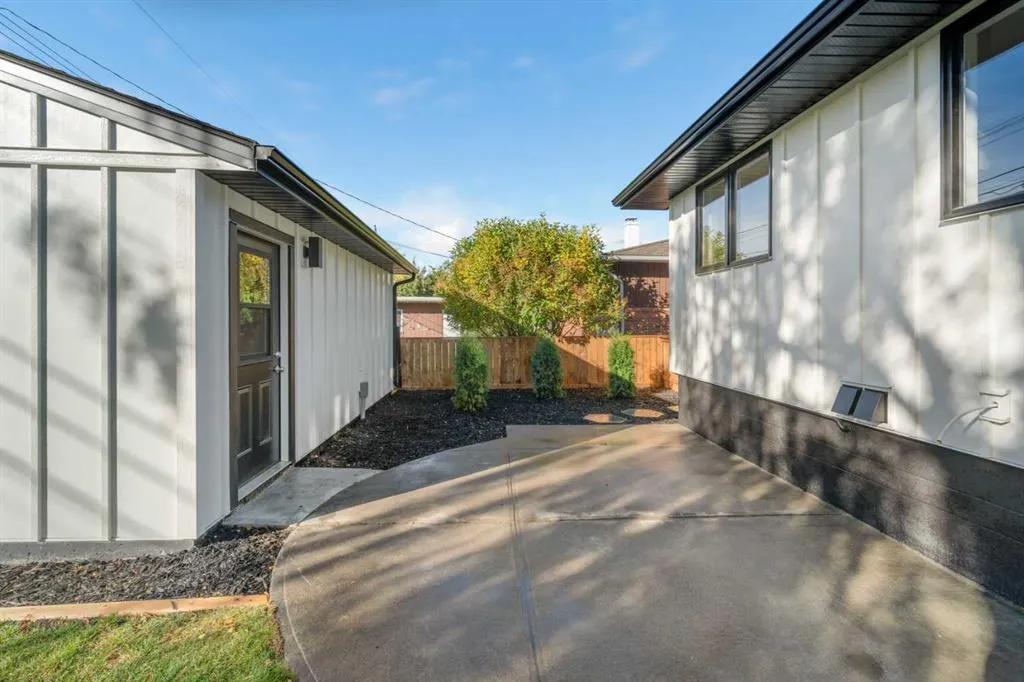 124 Gainsborough Drive SW