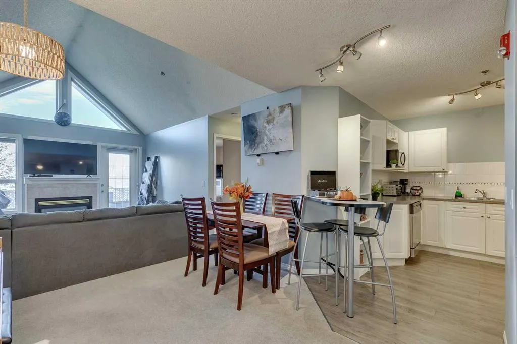 7 Harvest Gold Manor NE, #305