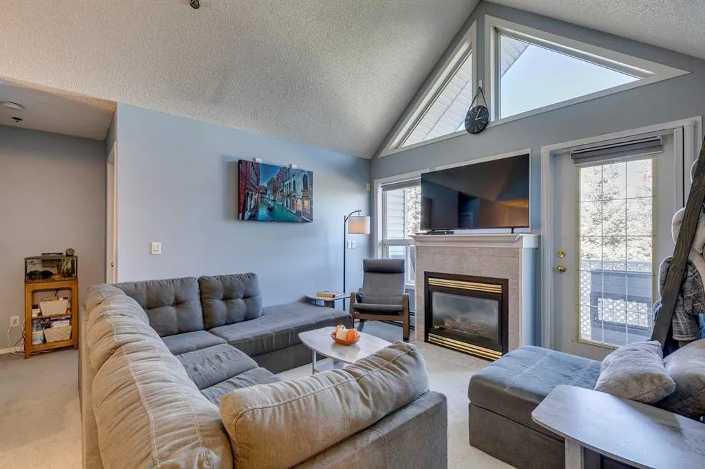 7 Harvest Gold Manor NE, #305