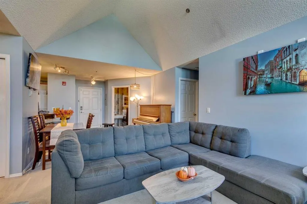 7 Harvest Gold Manor NE, #305