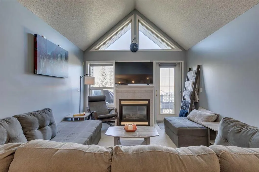 7 Harvest Gold Manor NE, #305