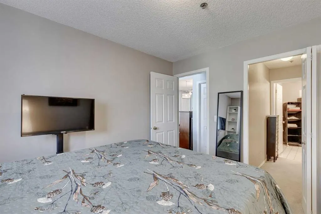 7 Harvest Gold Manor NE, #305
