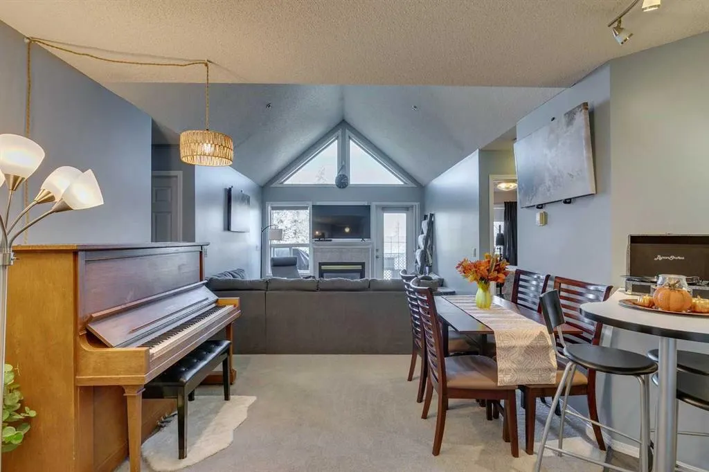 7 Harvest Gold Manor NE, #305