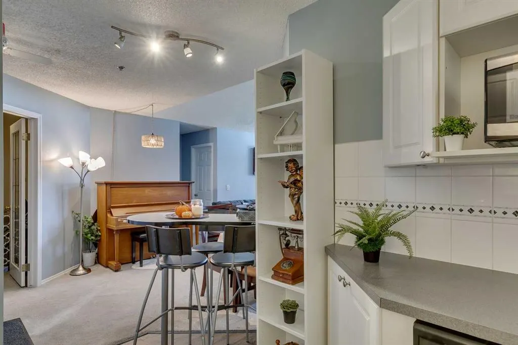 7 Harvest Gold Manor NE, #305