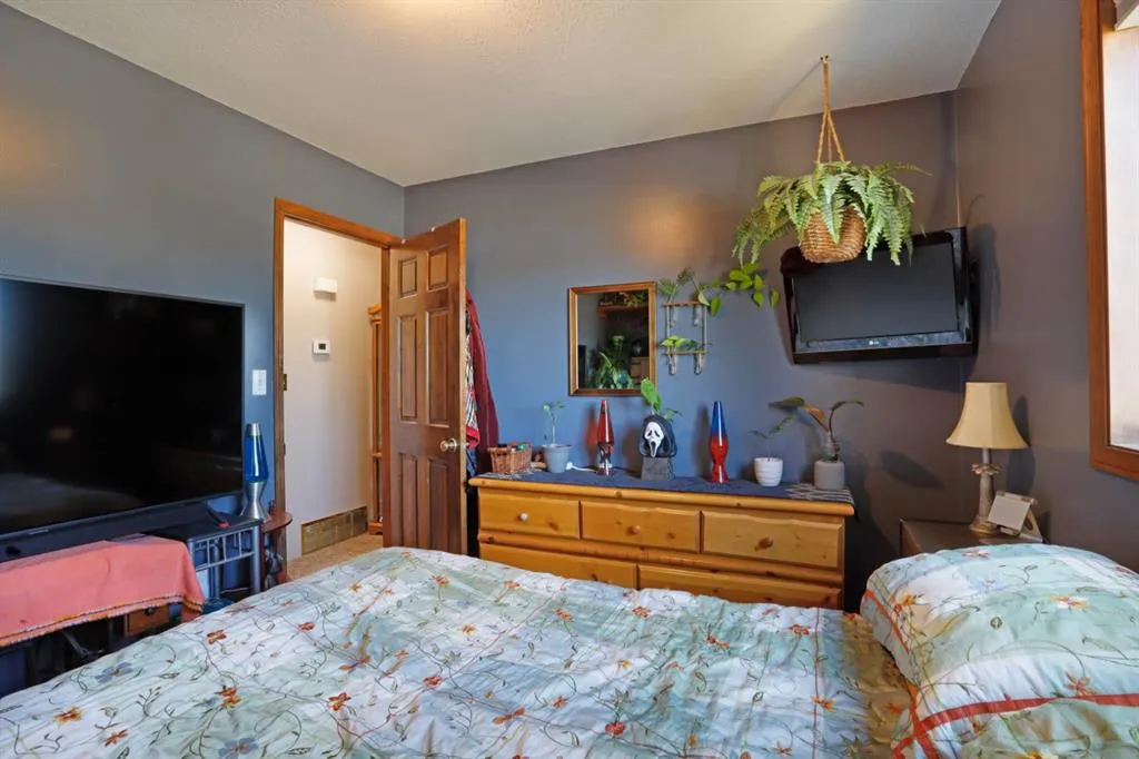 305 3 Street W