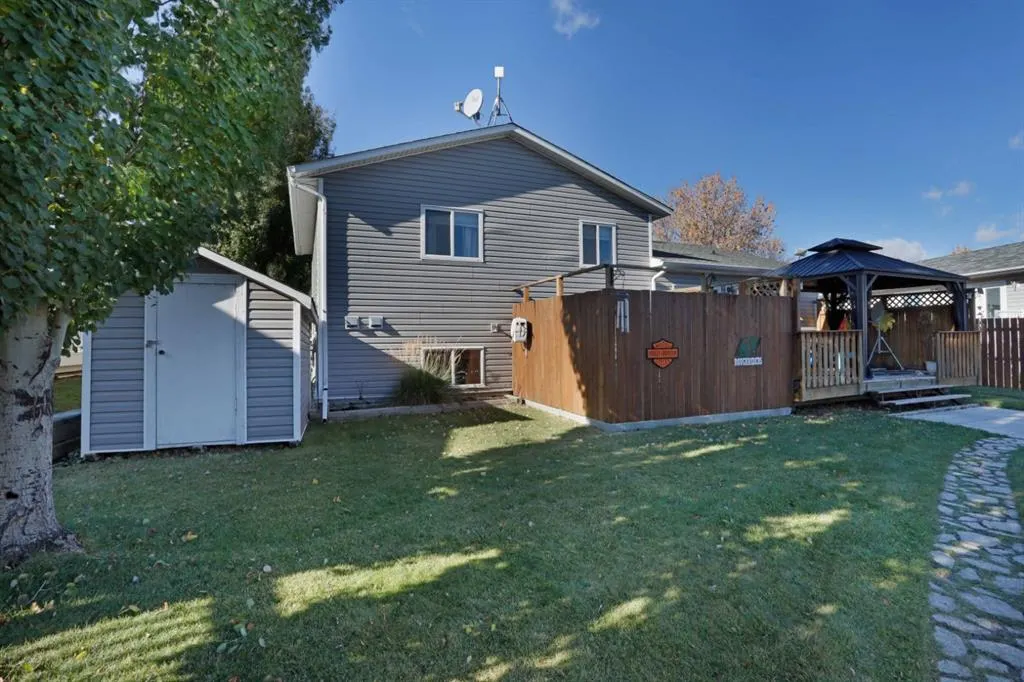 305 3 Street W