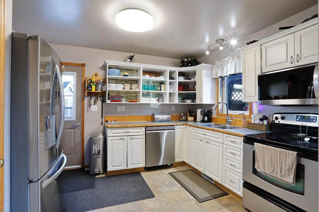 305 3 Street W