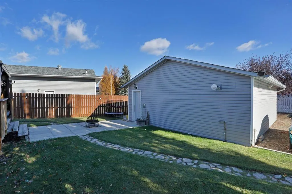 305 3 Street W