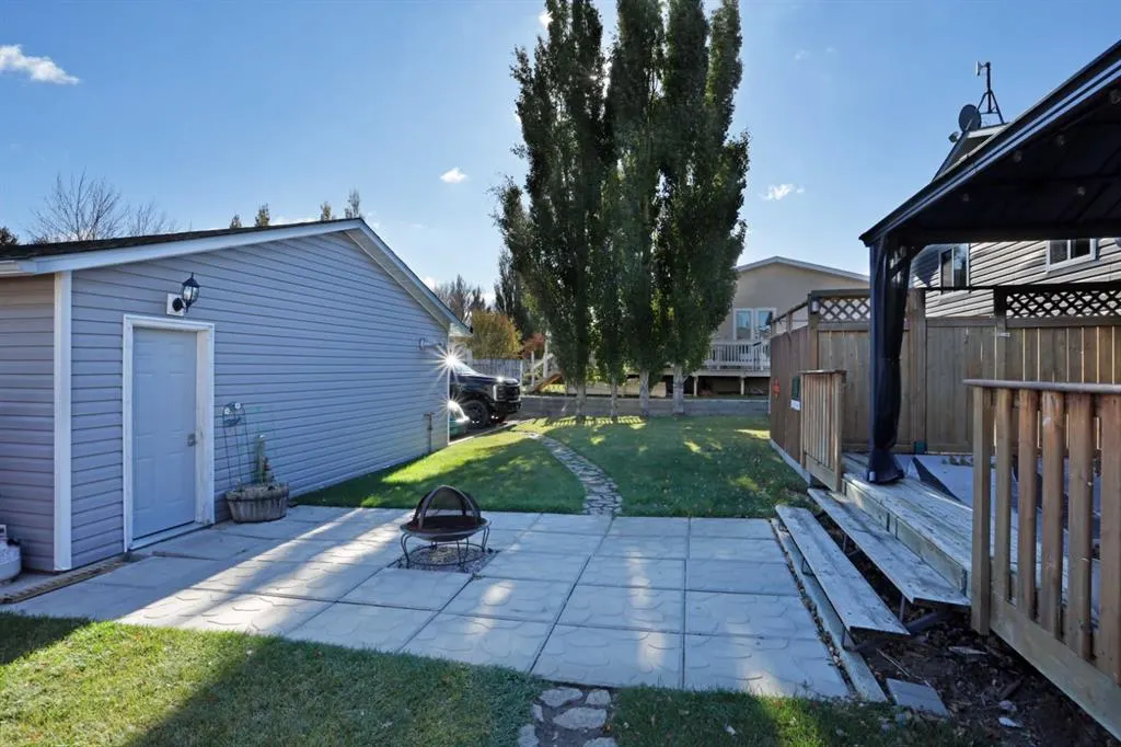 305 3 Street W