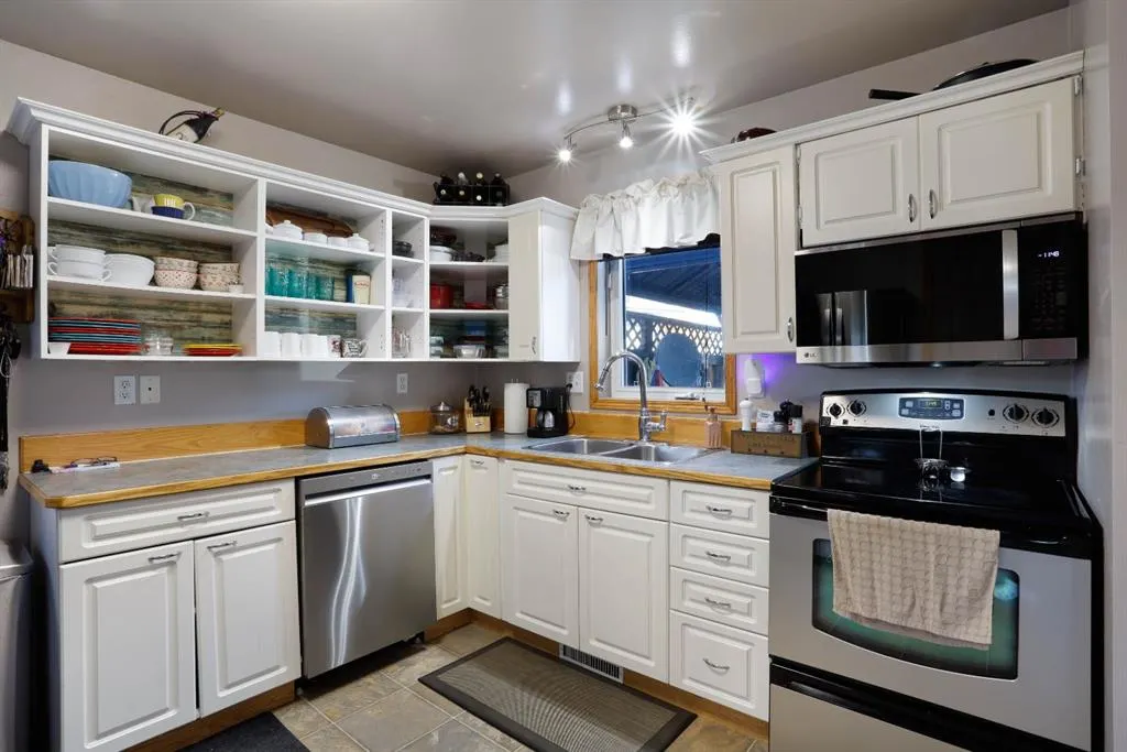 305 3 Street W