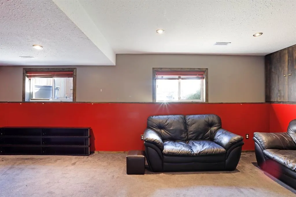 305 3 Street W