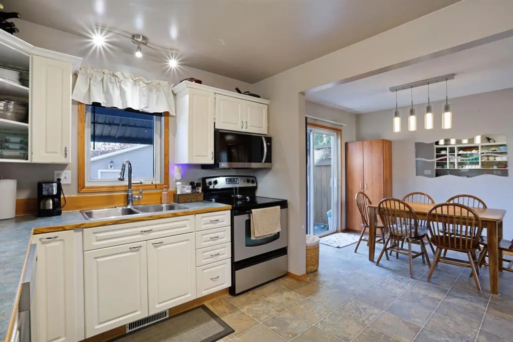 305 3 Street W