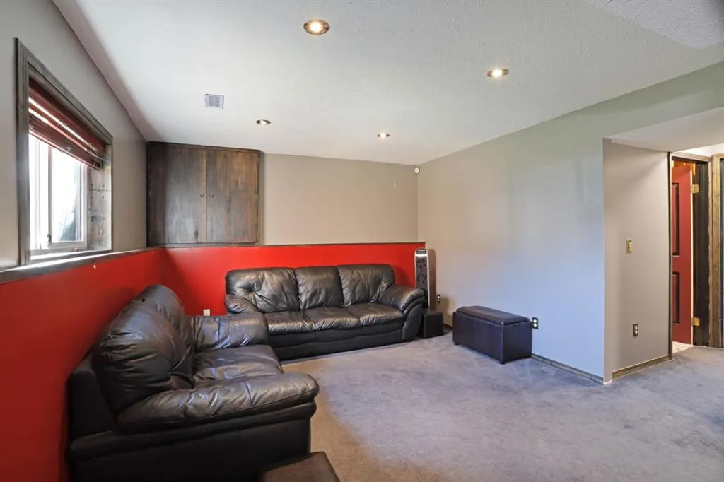 305 3 Street W