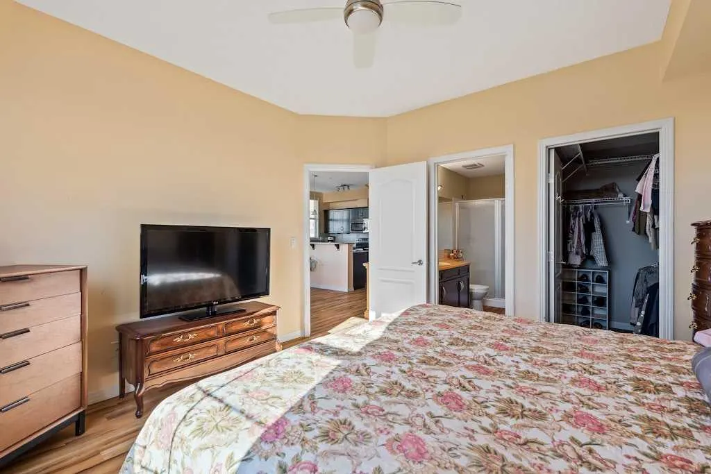 1 Crystal Green Lane, #300