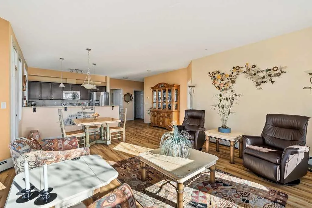 1 Crystal Green Lane, #300