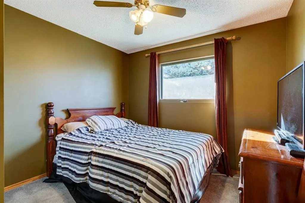 150 Midcrest Crescent SE