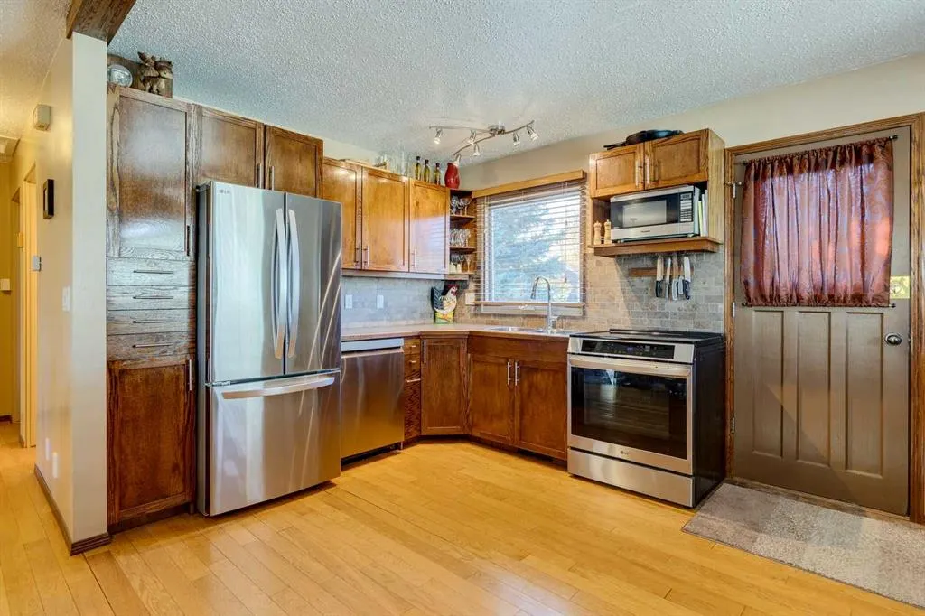 150 Midcrest Crescent SE