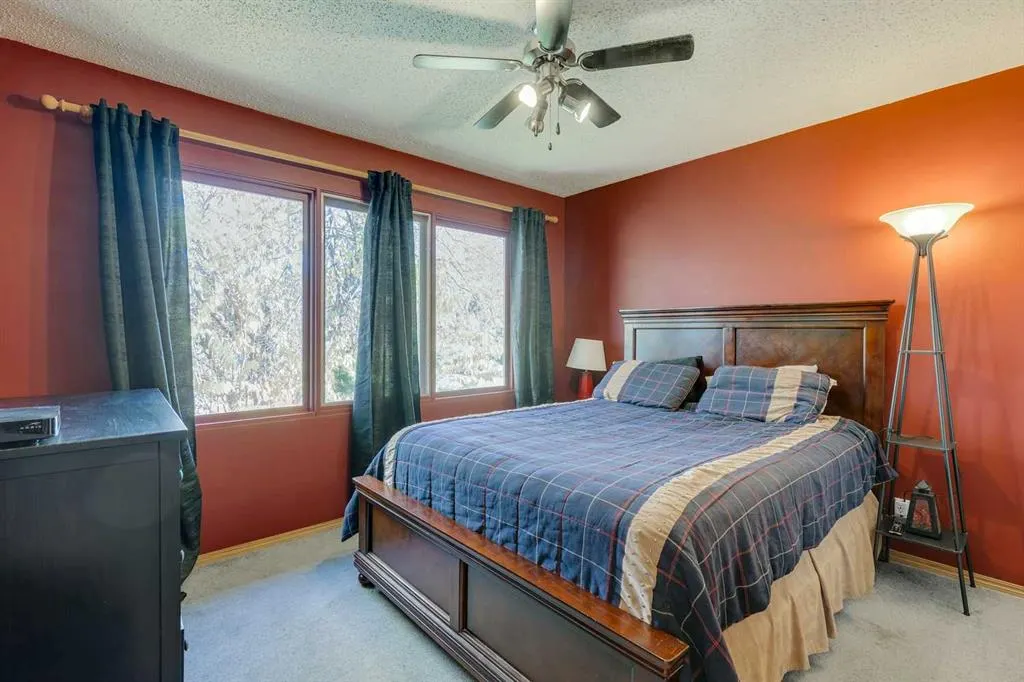 150 Midcrest Crescent SE